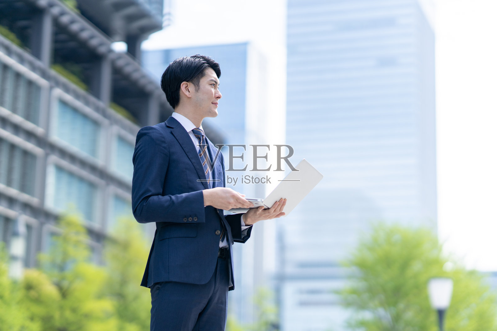 商人在办公区照片摄影图片