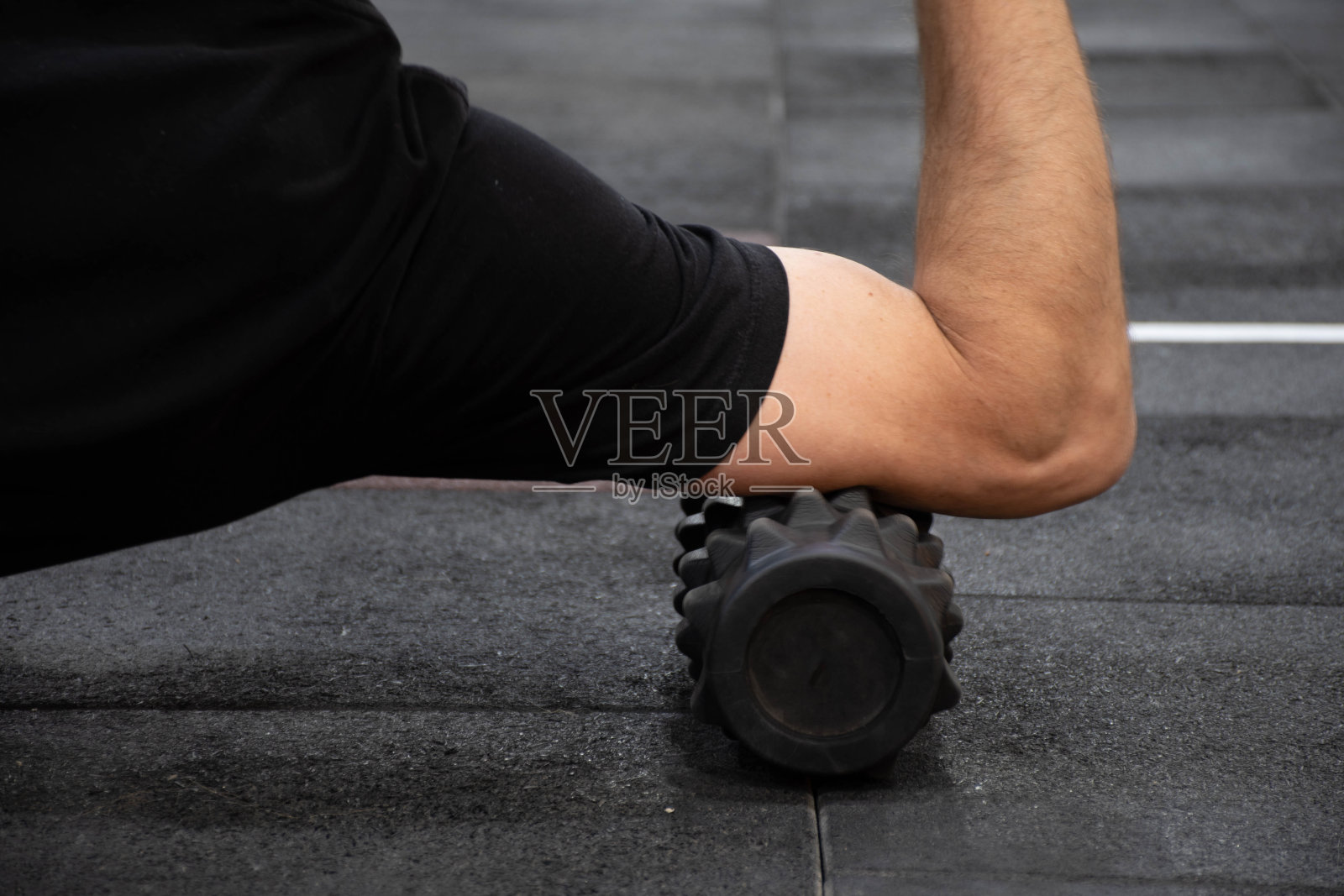 在健身房训练的人照片摄影图片