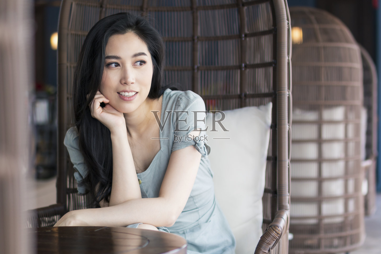 快乐的漂亮的女人。早午餐时，一个留着黑色长发的年轻女人在咖啡店里。旅行和生活方式。照片摄影图片