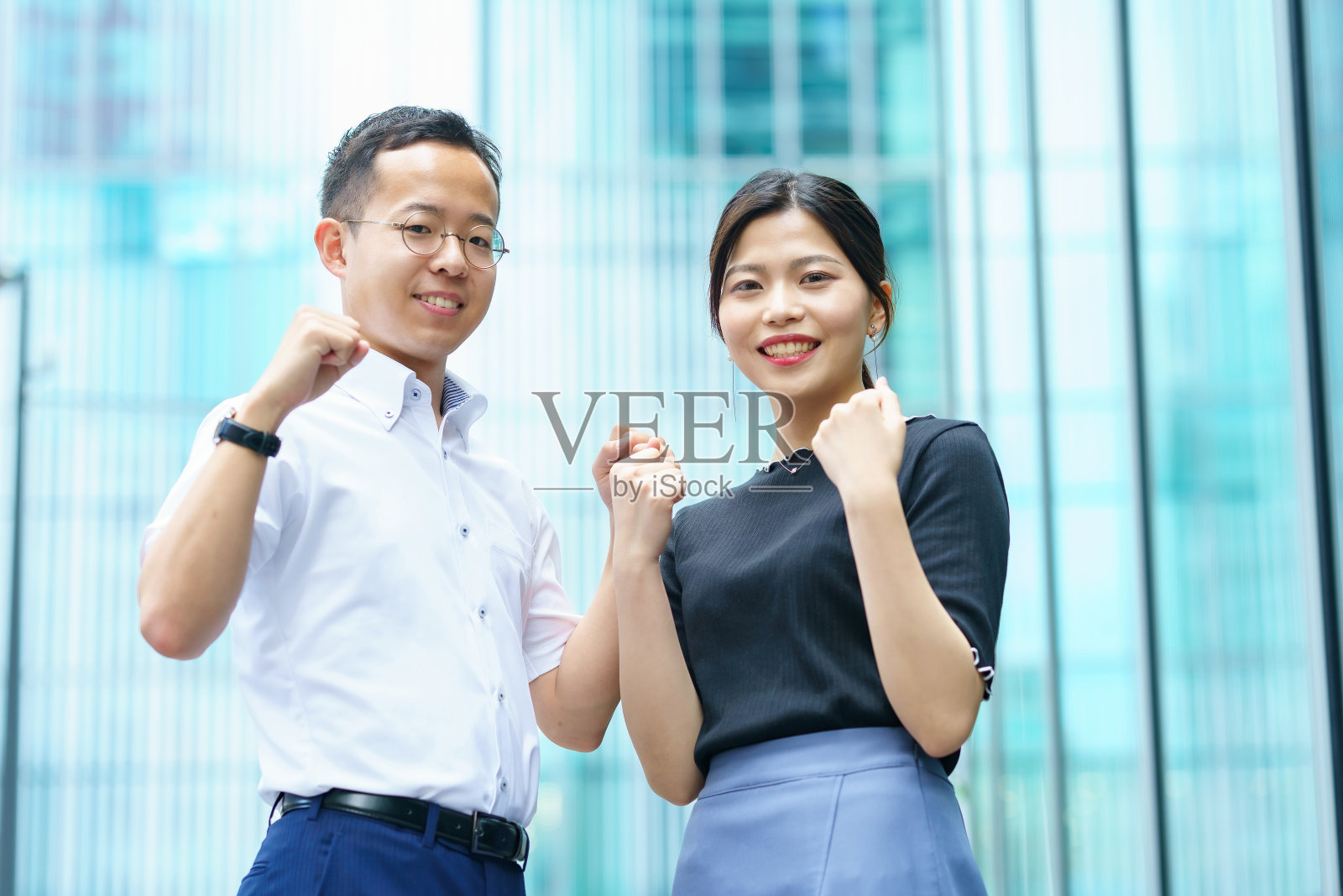 年轻的商人做胆量姿势照片摄影图片