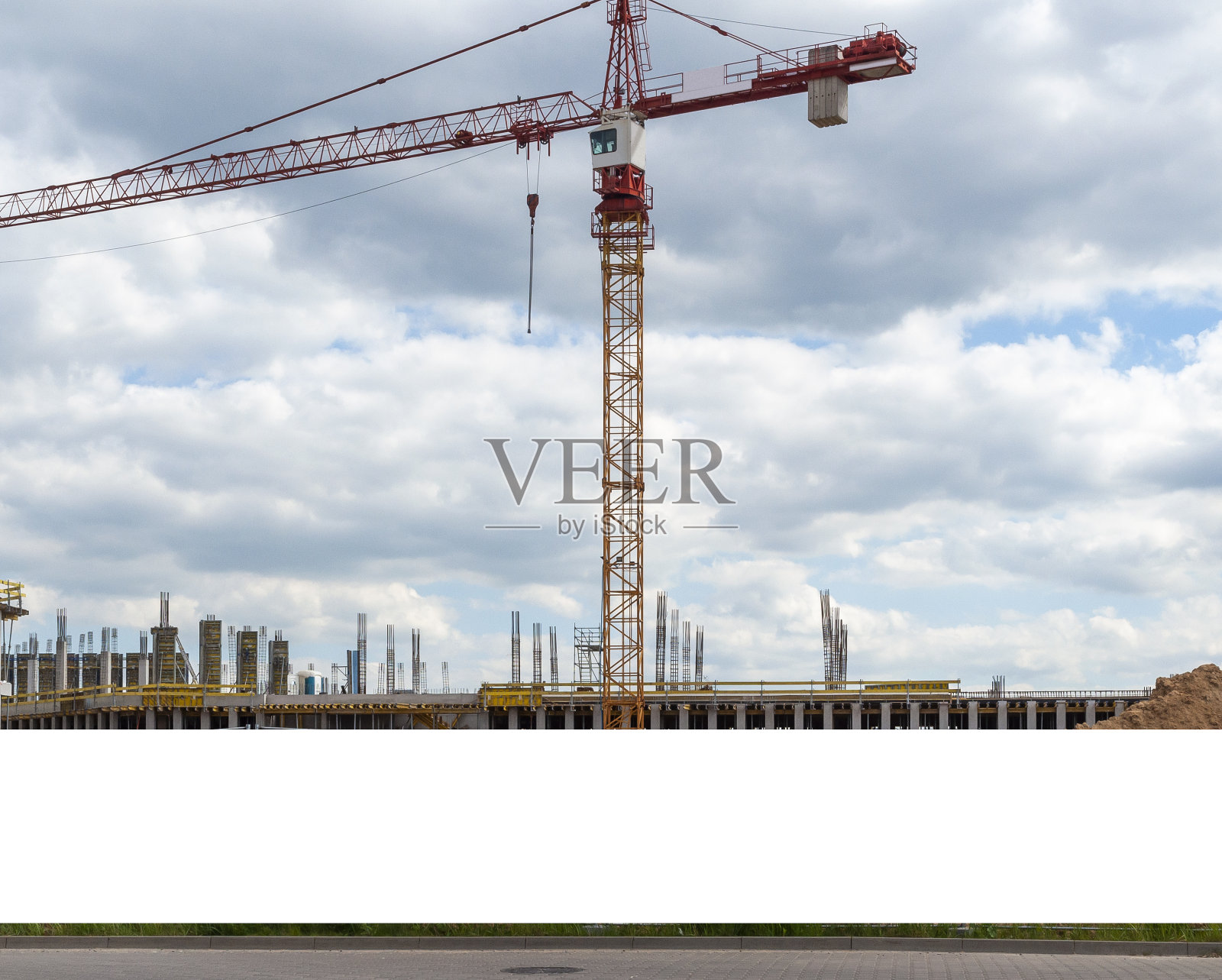 建筑围栏上的空白白色广告横幅照片摄影图片