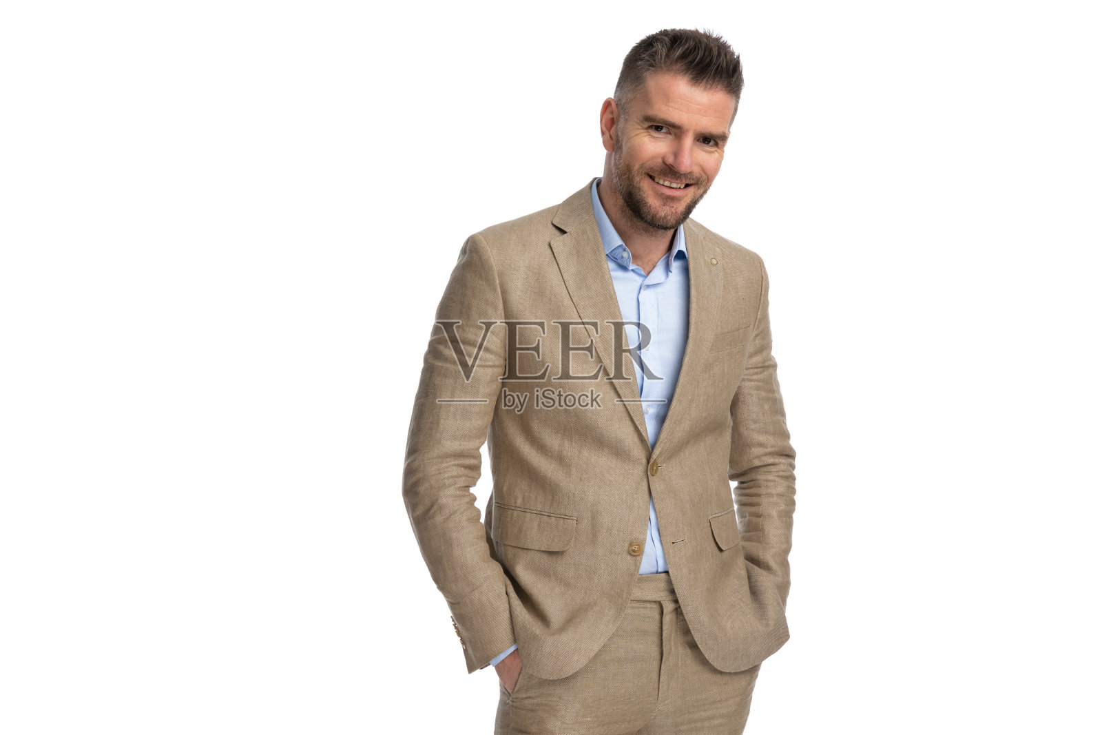 英俊商人的肖像，双手插在口袋里微笑照片摄影图片