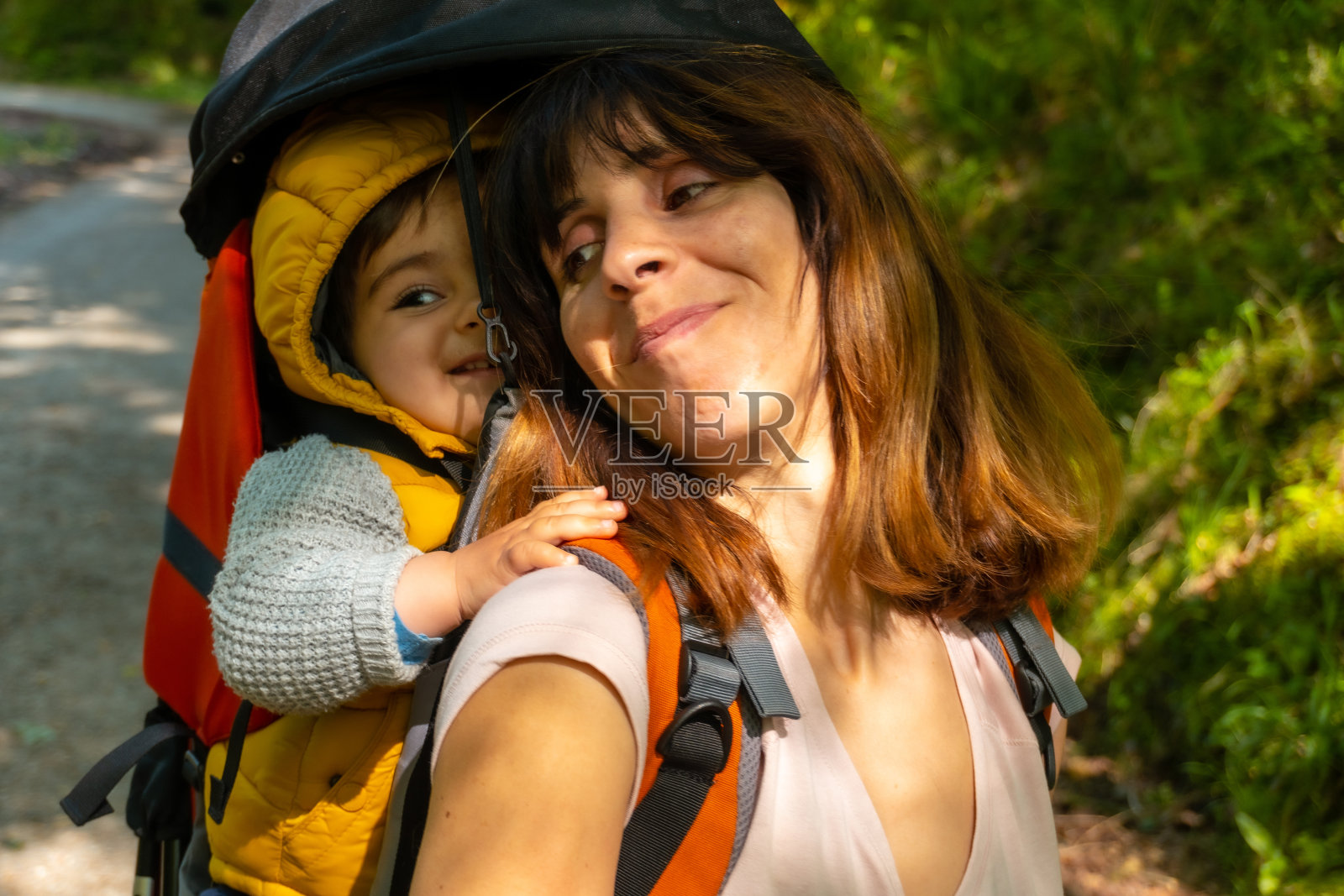 一位母亲和她的孩子在西班牙巴斯克地区的公园里照片摄影图片