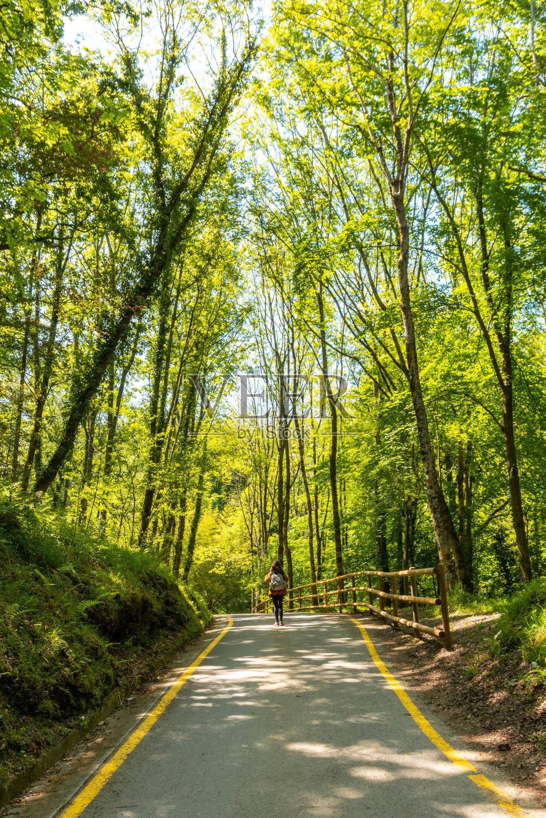 在西班牙巴斯克地区的公园里漫步的年轻女子照片摄影图片