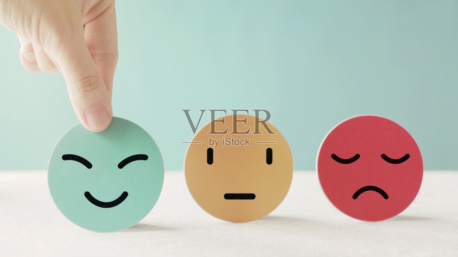 手选快乐微笑表情木块，良好反馈评级和积极的客户评价，心理健康评估，儿童健康，世界精神卫生日，积极思考，赞美日概念照片摄影图片