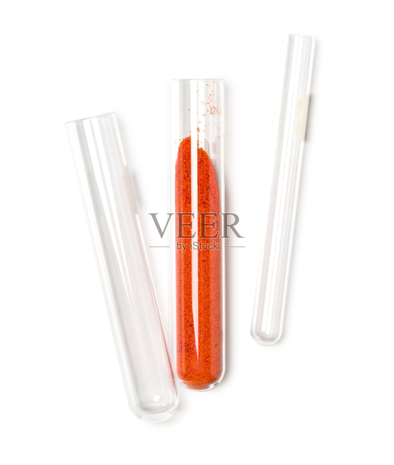 试管中的铁氰化钾。近距离观察白色实验台上的化学成分。照片摄影图片