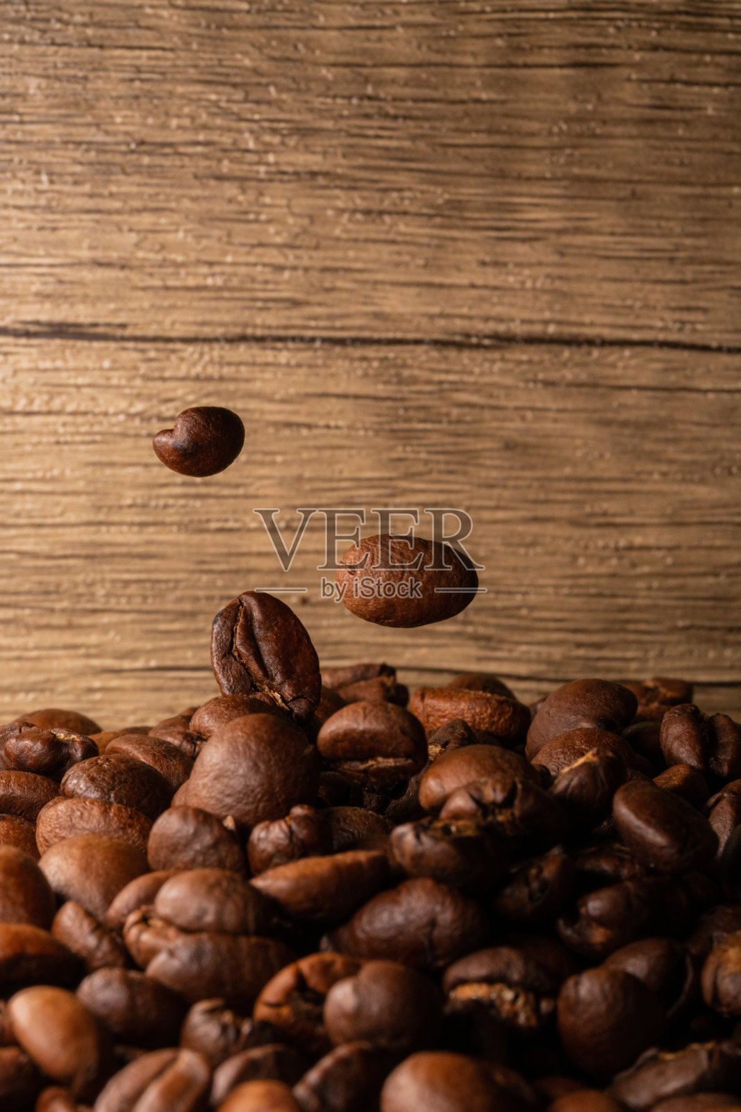 咖啡豆近景木制背景照片摄影图片