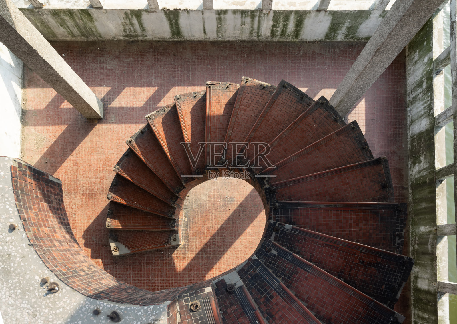 废弃的建筑和山脉照片摄影图片