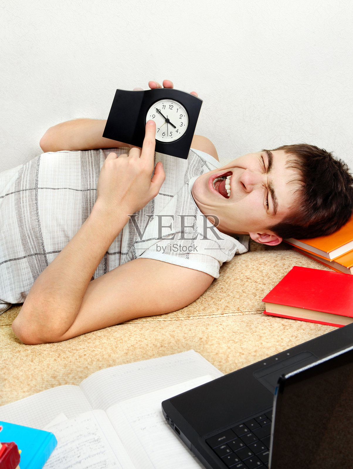 疲惫的学生与时钟照片摄影图片