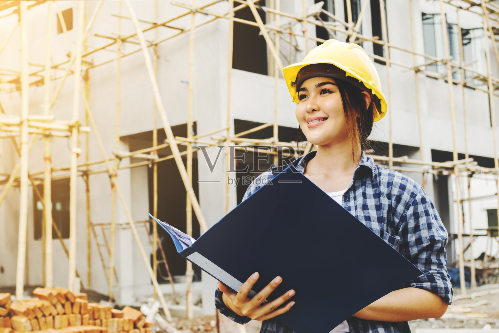 年轻的女建筑工人微笑着照片摄影图片