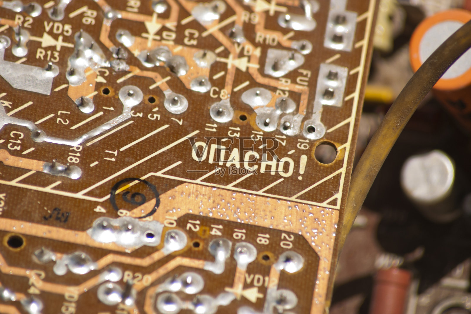 电子板上的铭文是危险的。翻译文本:“危险”照片摄影图片