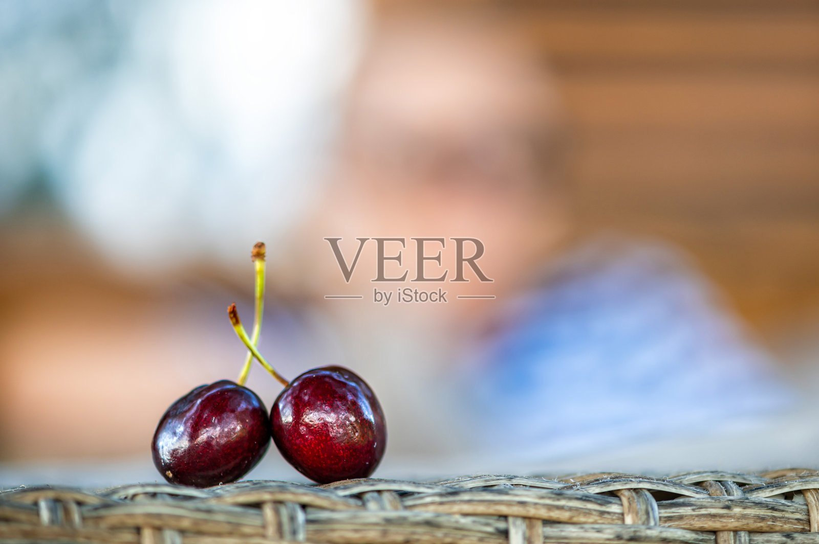 两个成熟的红樱桃离焦背景，特写，浪漫关系的概念照片摄影图片