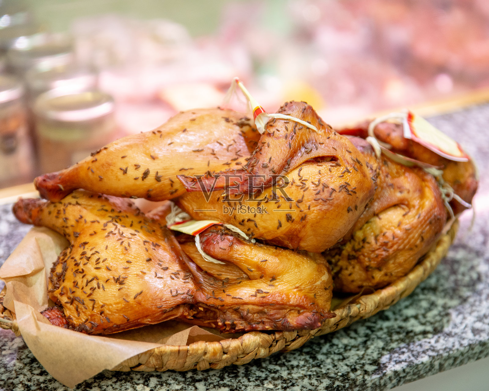 市场上的熏鸡翅照片摄影图片