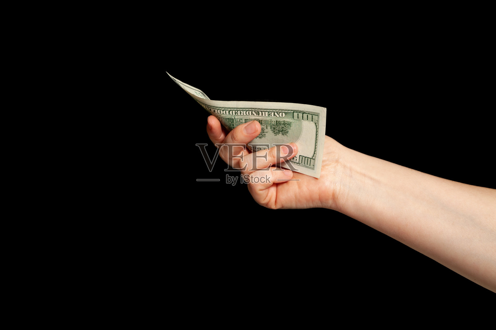 在黑色背景上手持纸币照片摄影图片