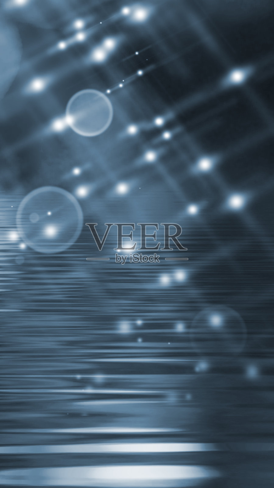 美丽的抽象自然背景。模糊的自然水背景。绿色的球在水面上照片摄影图片