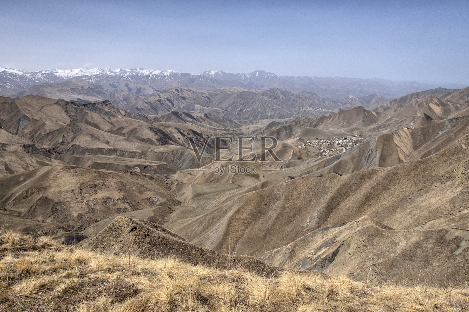 村庄位于群山之中，位置优美。照片摄影图片