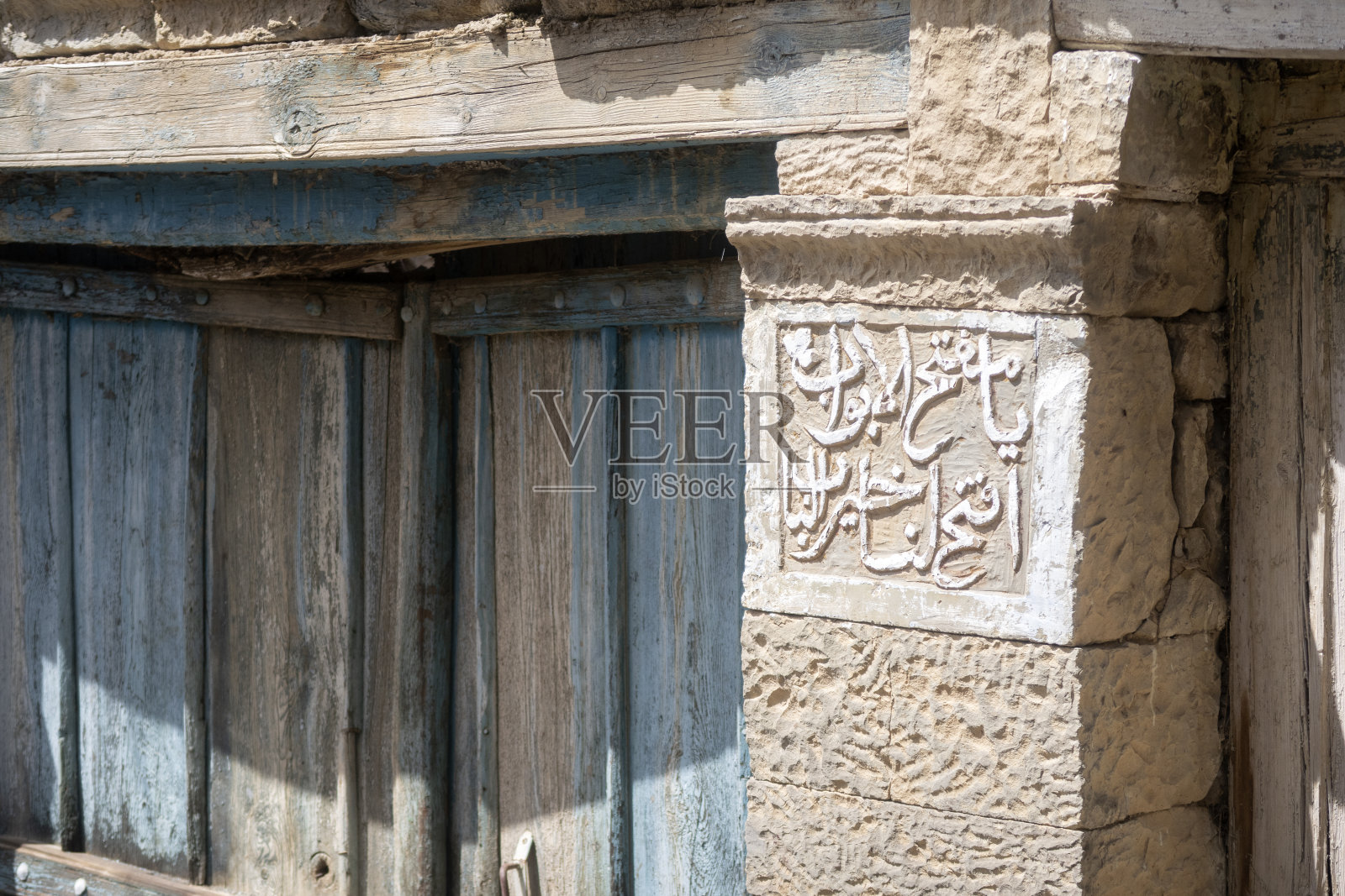 村庄位于群山之中，位置优美。照片摄影图片