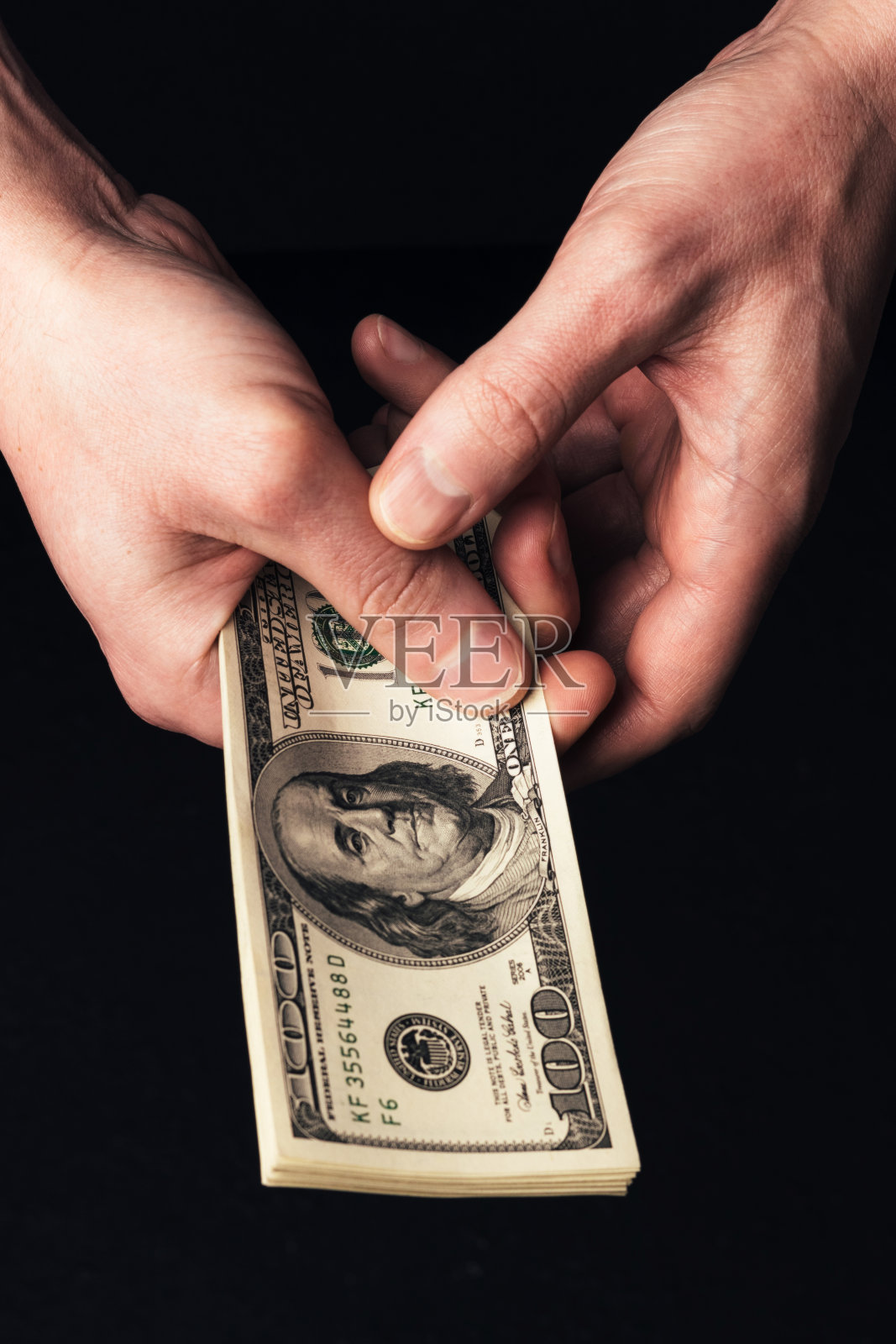 男性手里拿着我们的百元钞票照片摄影图片