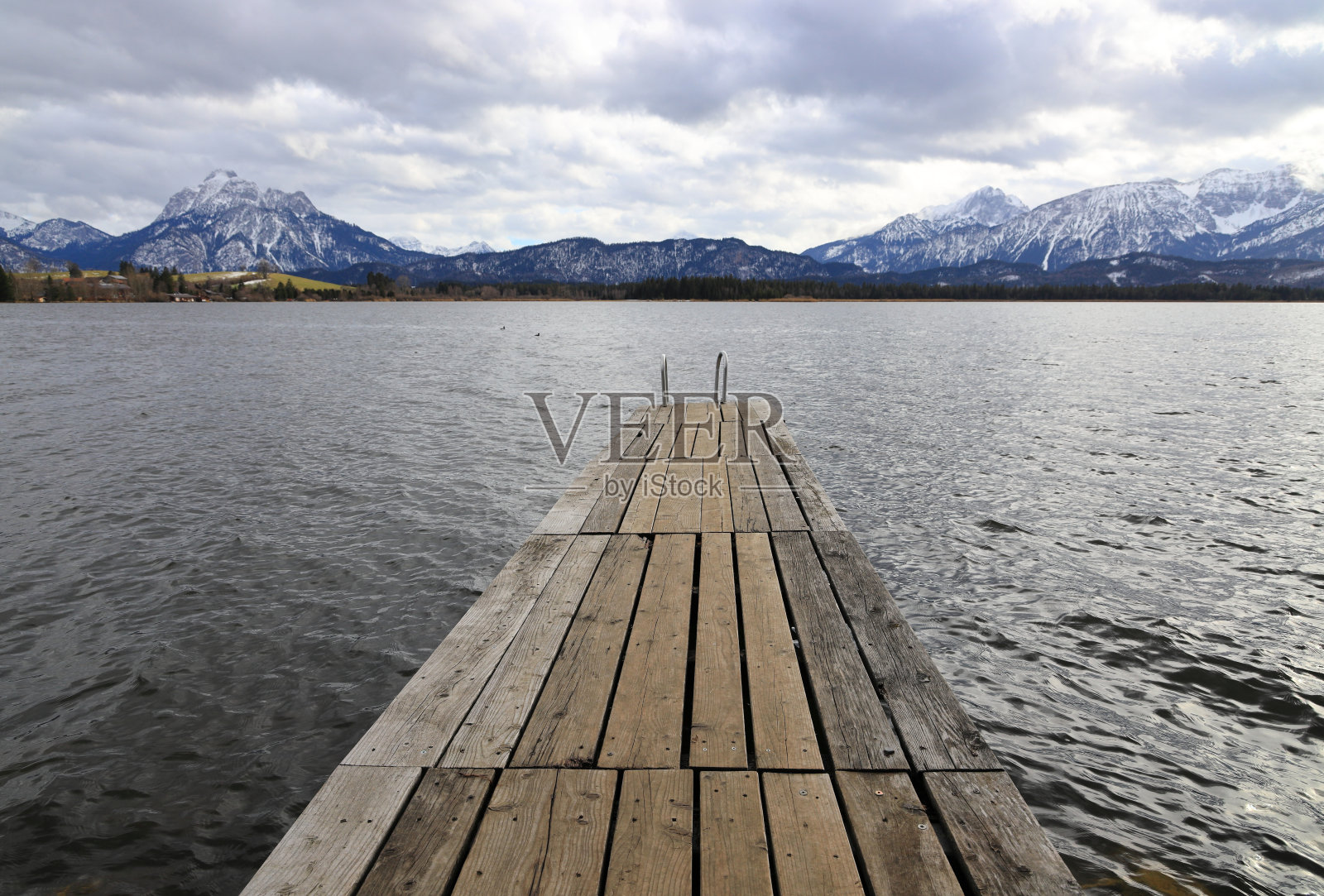 俯瞰Hopfensee湖和阿尔卑斯山。巴伐利亚,德国,欧洲。照片摄影图片