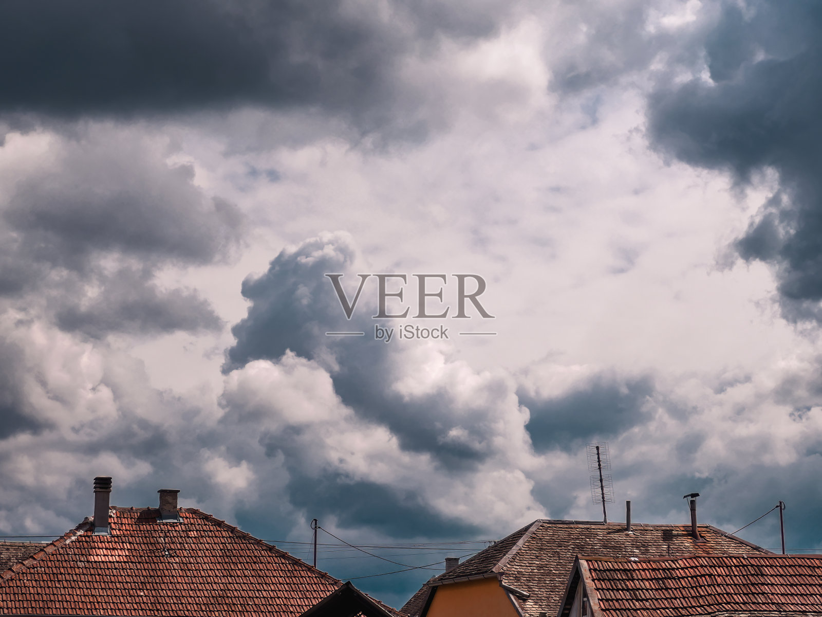 不祥的乌云笼罩着房子的屋顶照片摄影图片