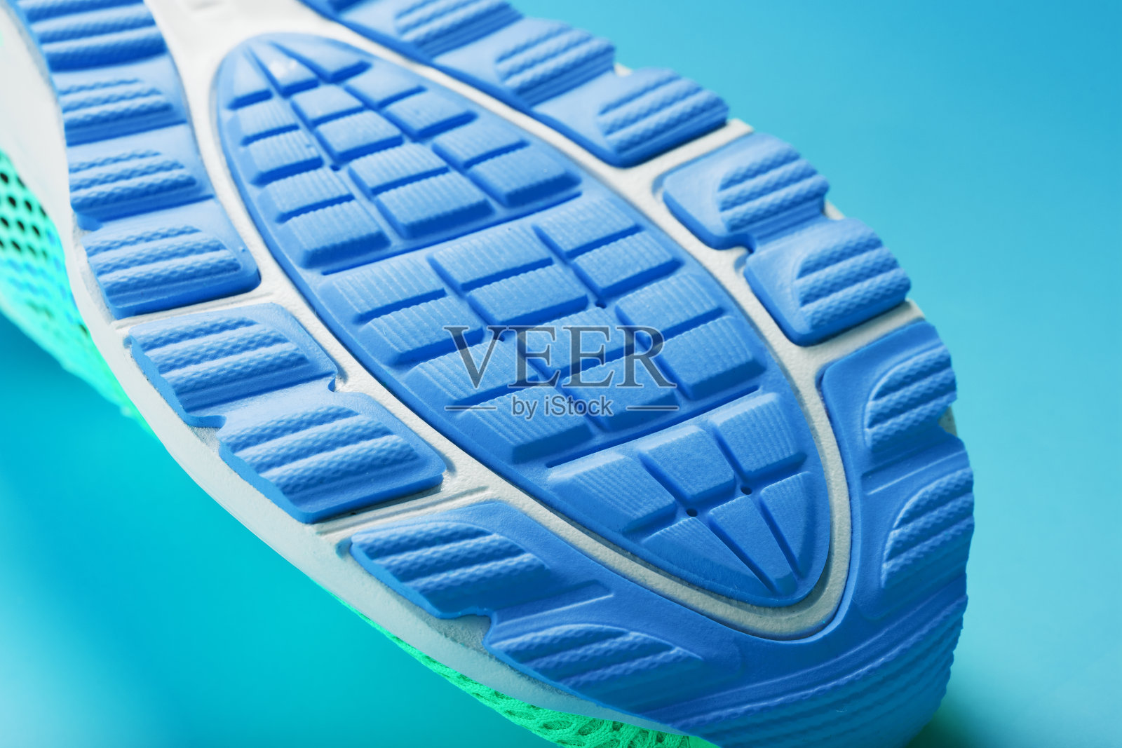 蓝色运动鞋特写镜头的鞋底碎片。有纹理的:运动鞋材料的有纹理的质地照片摄影图片