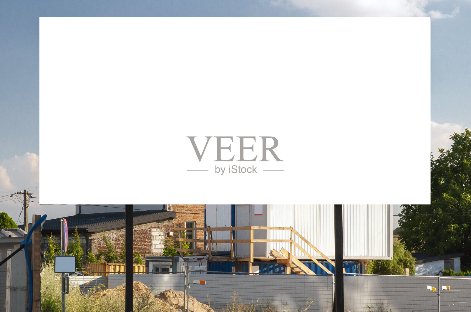 建筑工地前的空白广告牌照片摄影图片