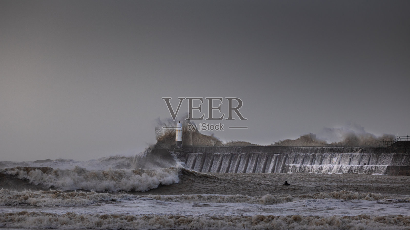 巨浪吞没了灯塔照片摄影图片