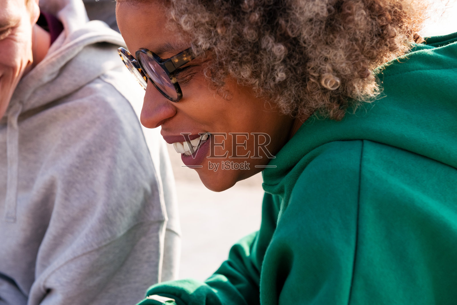 年轻女子在朋友旁边微笑的肖像照片摄影图片