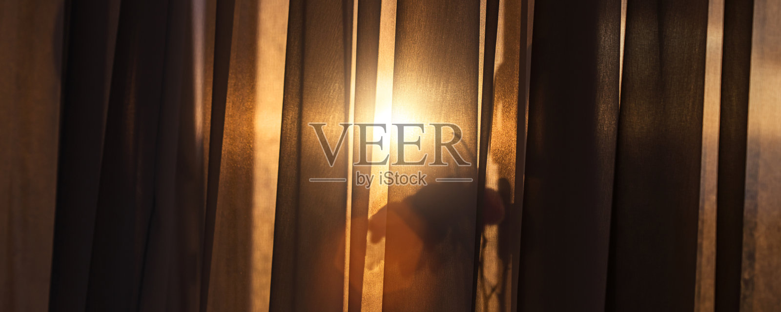 在家里室内悬挂丝质窗帘，阳光透过窗户照射进来照片摄影图片