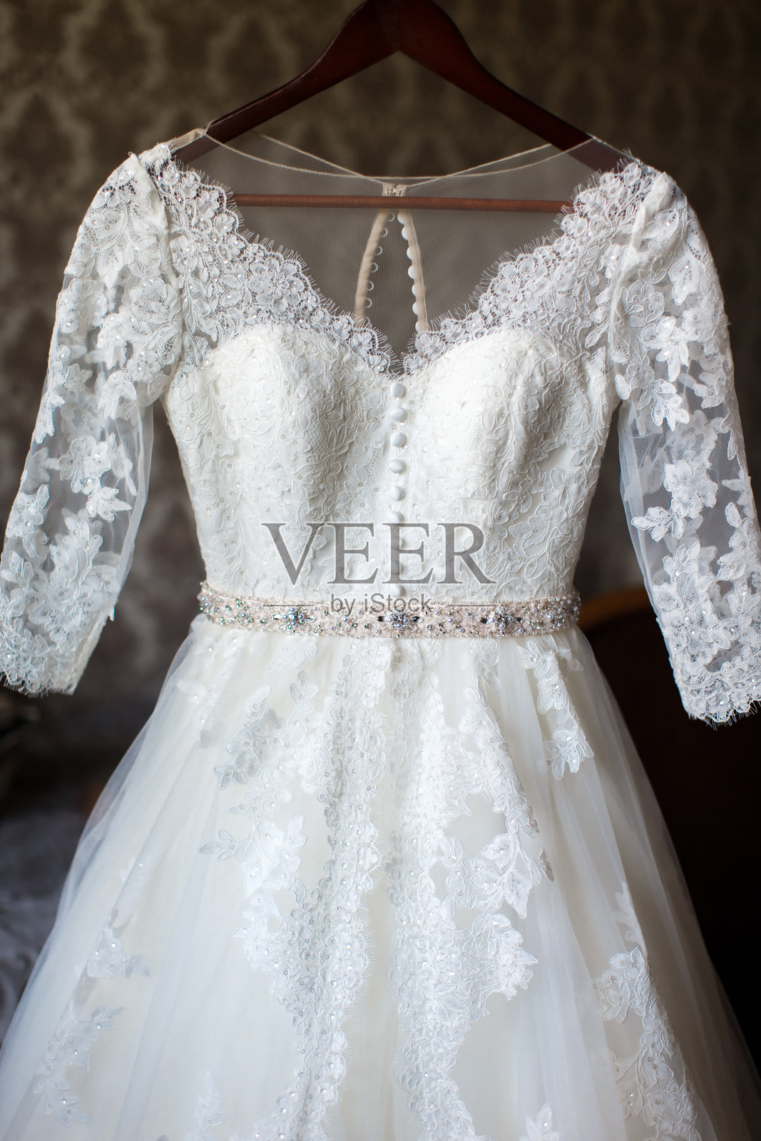 婚纱挂在房间的衣架上，特写镜头照片摄影图片