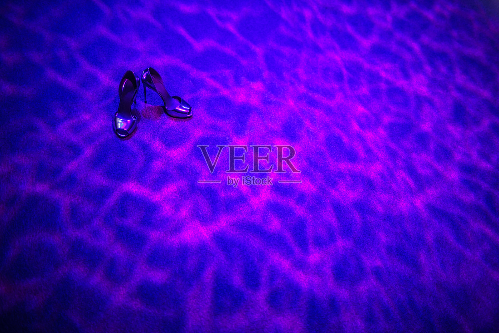 彩色背景上的婚礼鞋照片摄影图片