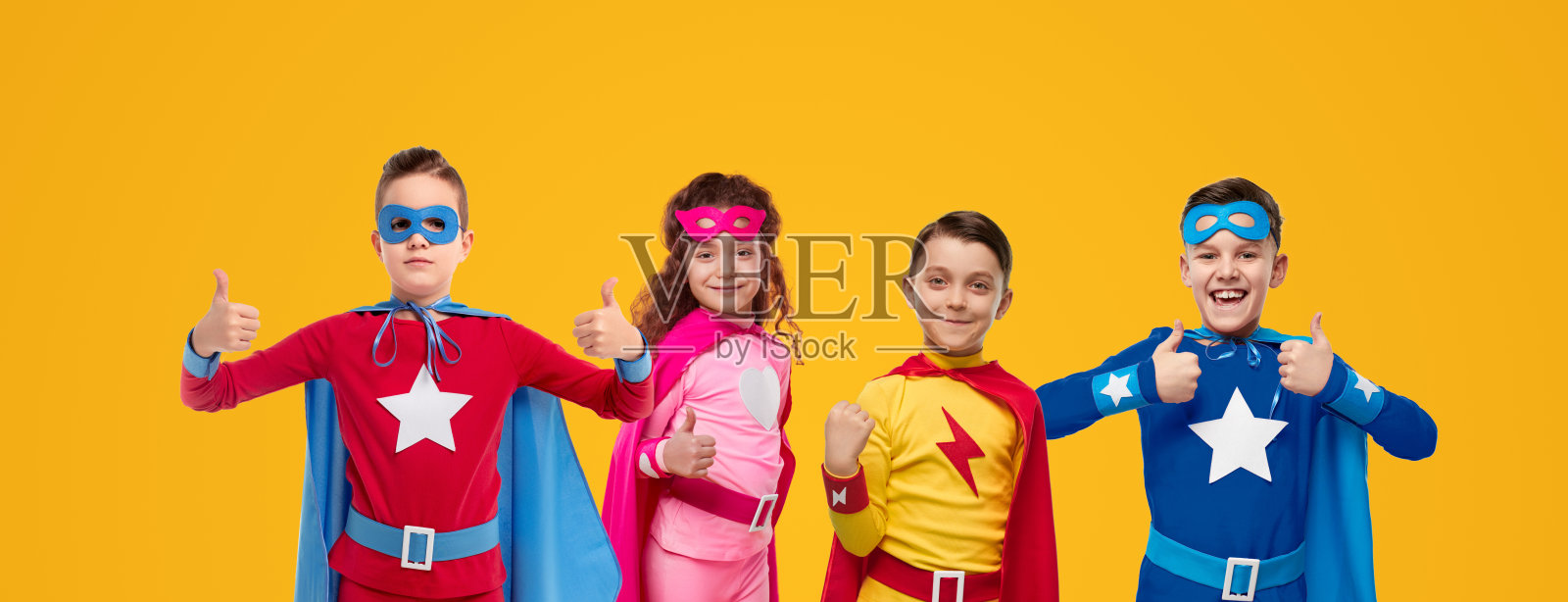 一群自信的小超级英雄照片摄影图片