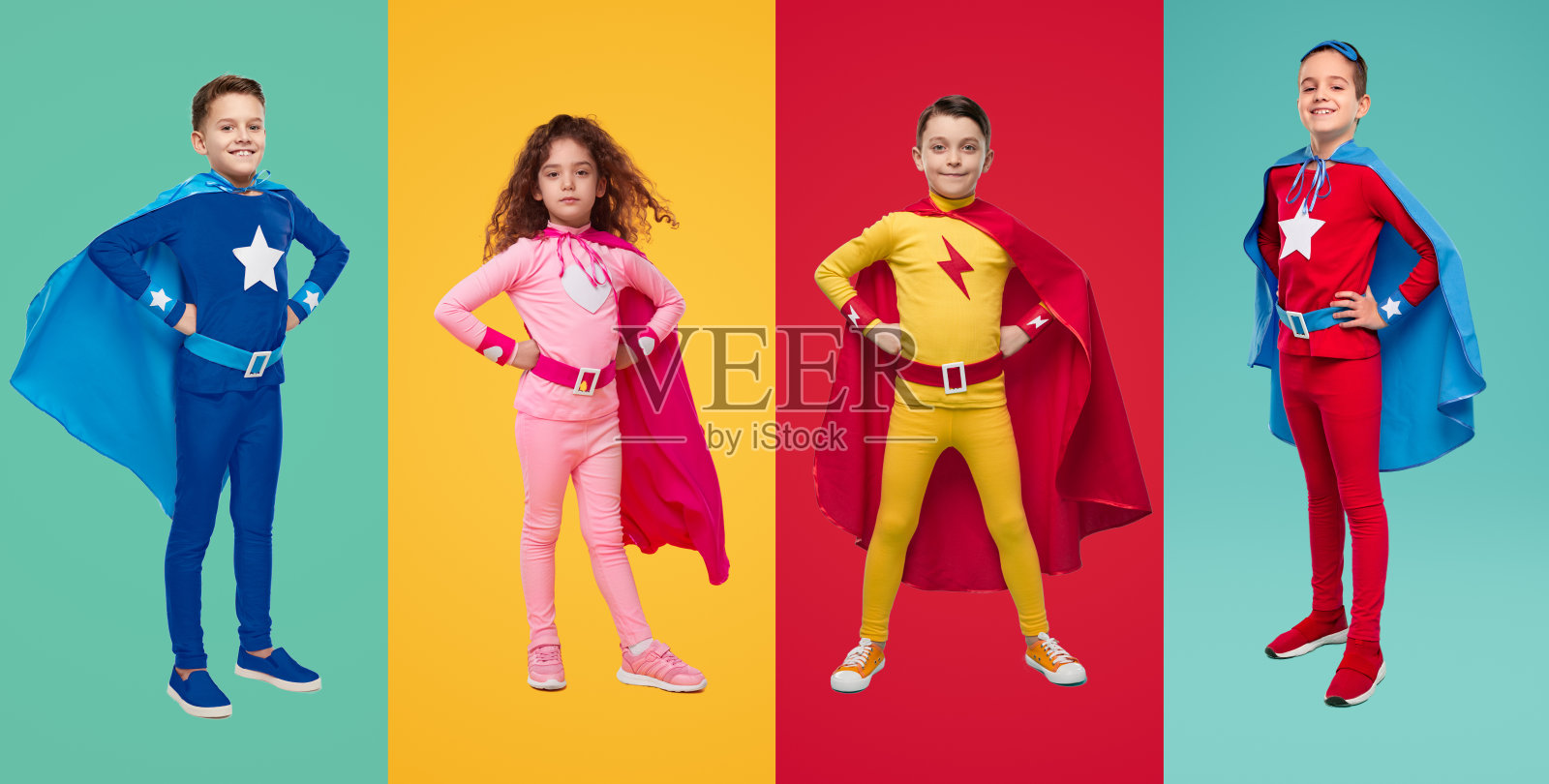 工作室里穿着超级英雄服装的勇敢的孩子们照片摄影图片