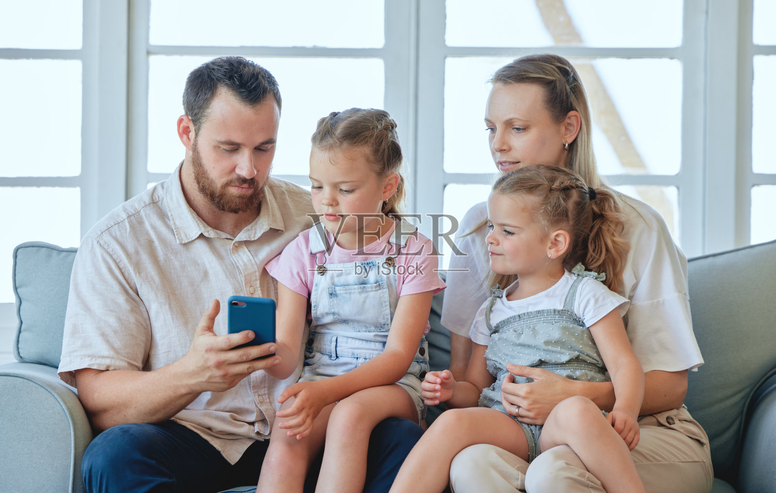 年轻家庭在家一起使用手机照片摄影图片