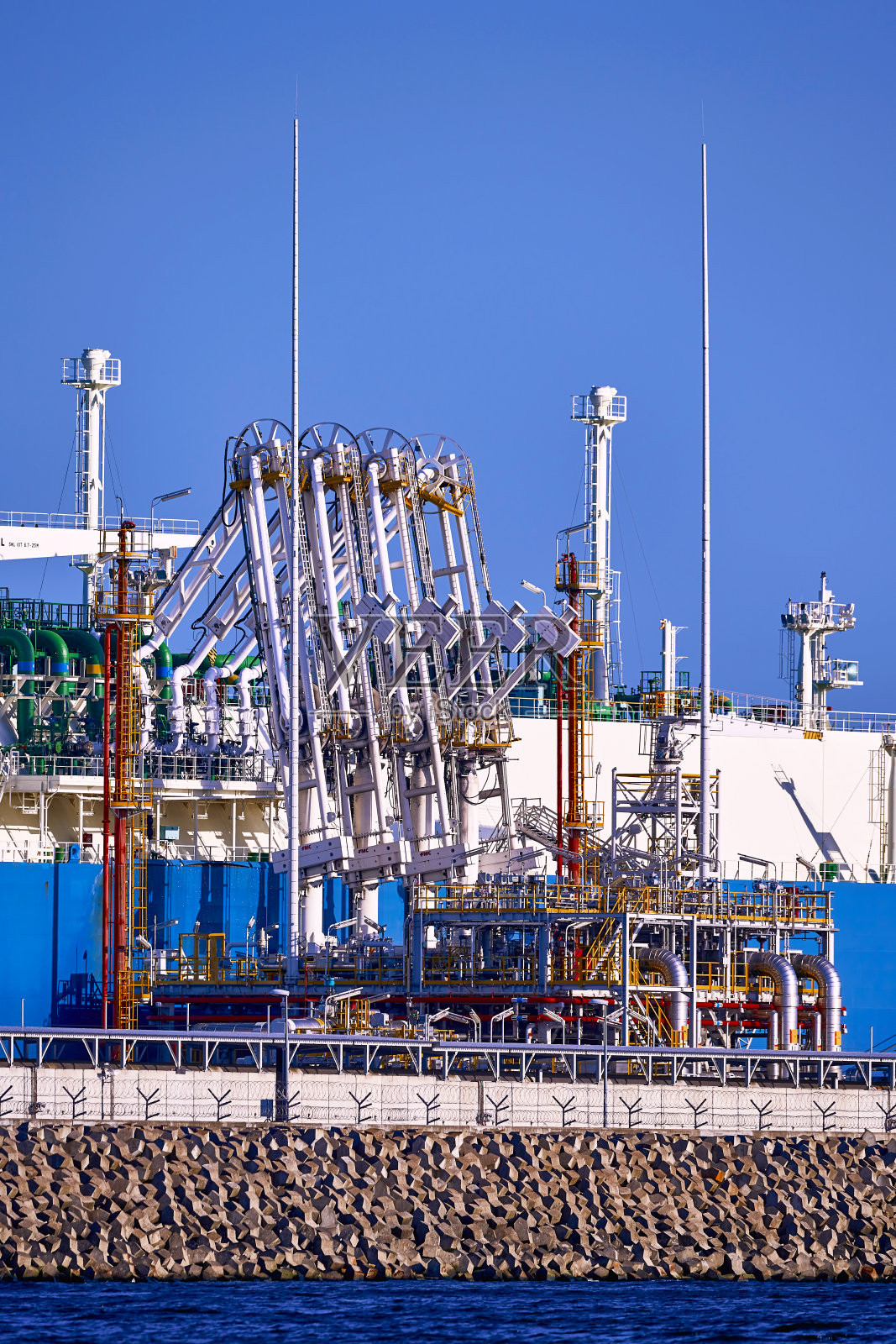 Świnoujście，波兰-2022年5月15日:液化天然气运输船Maran Gas Apollonia在波罗的海液化天然气、连接、设备和减压器的终端卸货。(西欧)照片摄影图片