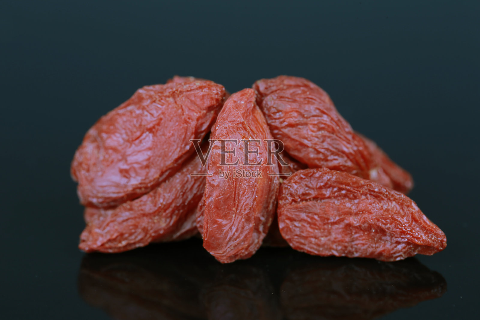 背景中分离的干枸杞照片摄影图片