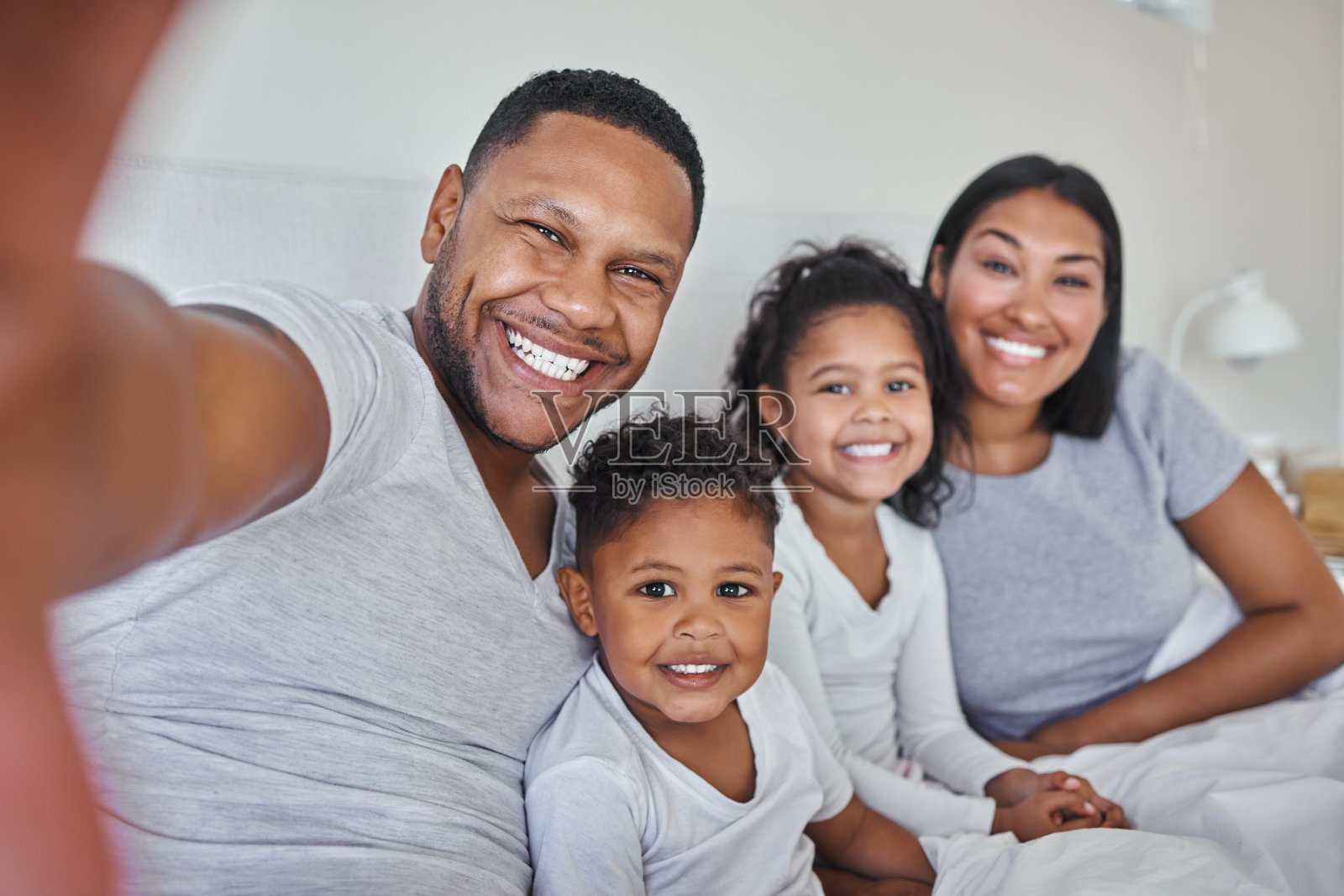 一家人在家里的床上自拍照片摄影图片