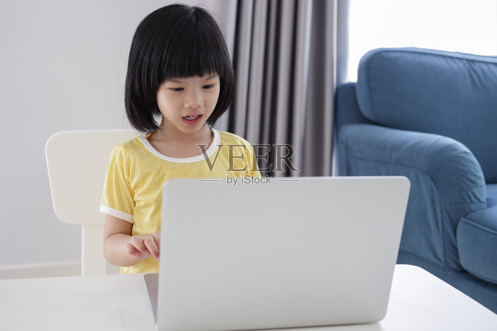 亚洲小女生在家用笔记本电脑上网学习照片摄影图片