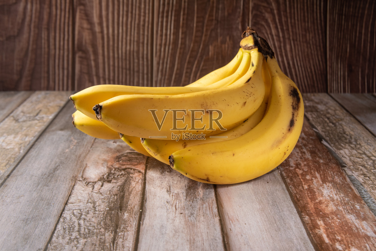 在乡村木材上拍摄的香蕉，选择性胎儿。照片摄影图片