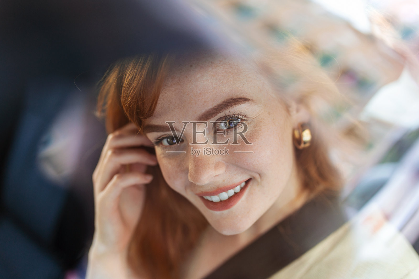 自信和美丽。前面的观点有吸引力的年轻红头发的女人在休闲服装看着一边开车在白天。美丽微笑的女人开车，坐在汽车里照片摄影图片