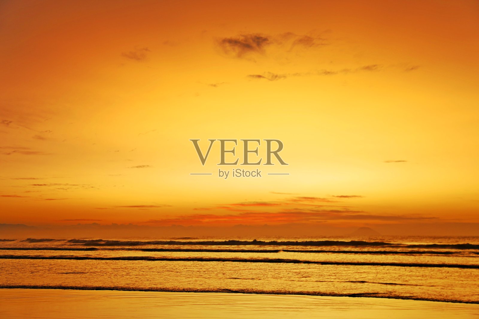 强烈的橙色日出的天空，在海上和天空像火。火的天空在平静的水面上照片摄影图片