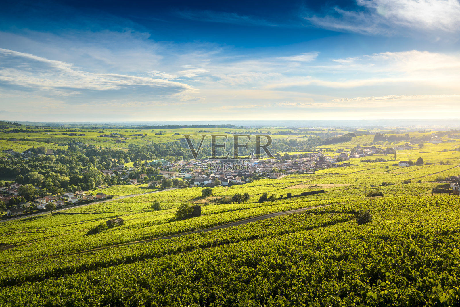 日出时分的塞西村，博若莱村，法国照片摄影图片