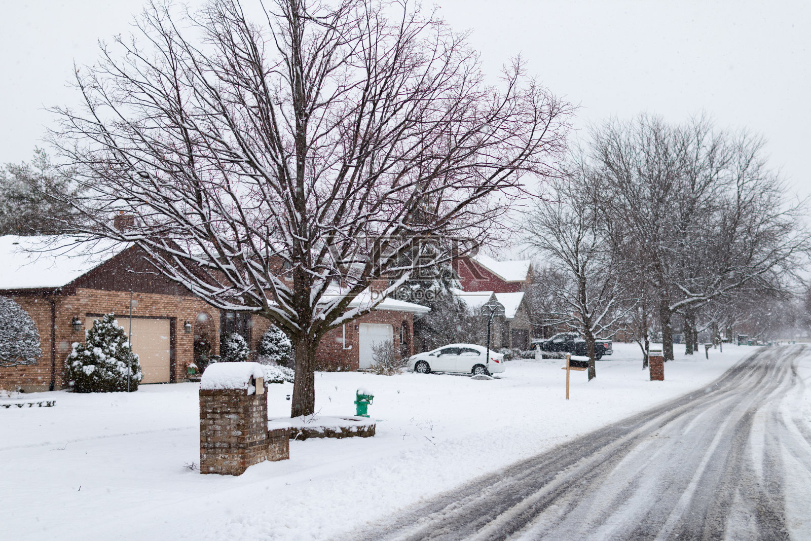 美丽的积雪覆盖社区街道与房屋在冬季的郊区莱蒙特伊利诺伊州照片摄影图片