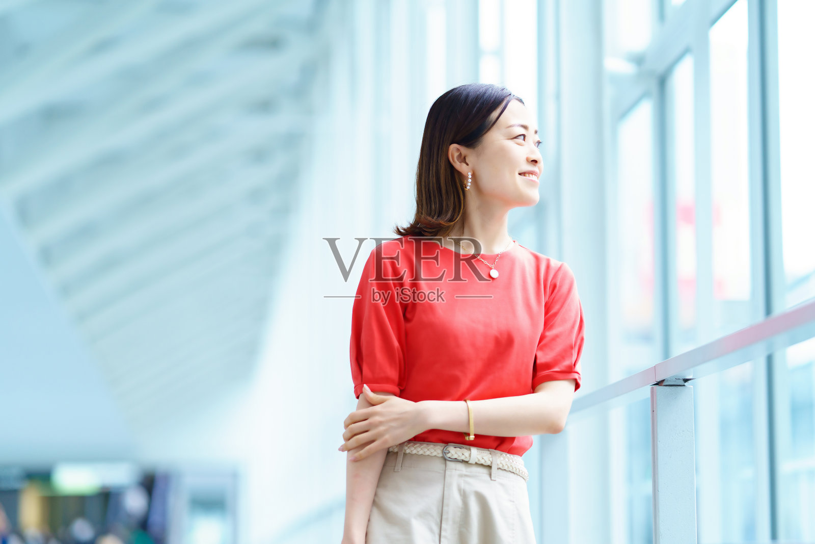 通勤上班的女人照片摄影图片