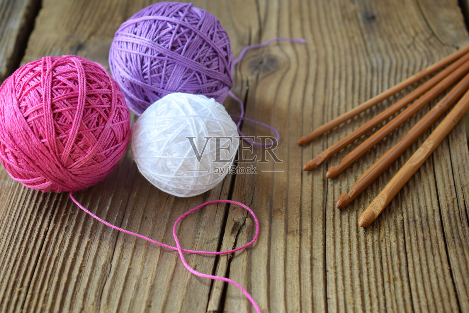 本设备用于针织和钩编、彩虹纱、棉线球、毛线。手工钩编工艺。DIY的概念。本空间照片摄影图片