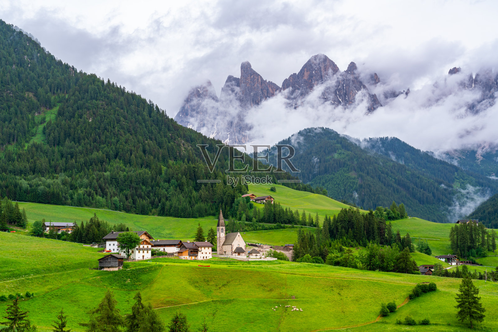 晚上观看著名的圣马格达莱纳教堂和奥德峰。照片摄影图片