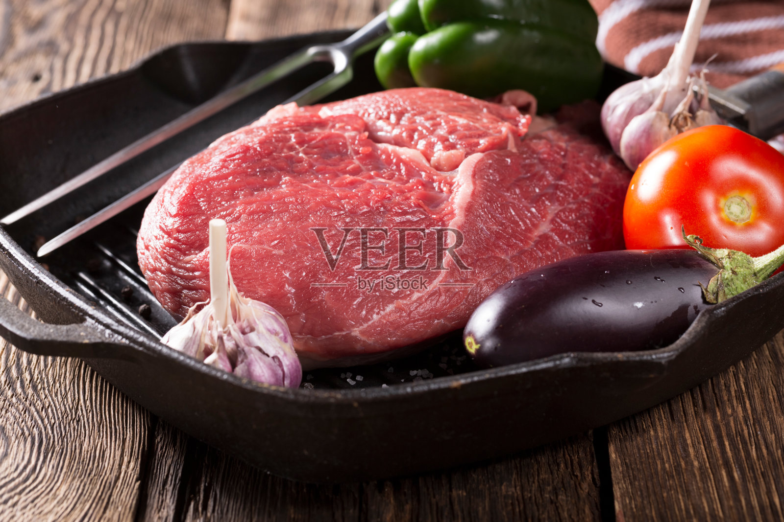 生肉和蔬菜准备在一个铸铁平底锅里烧烤照片摄影图片
