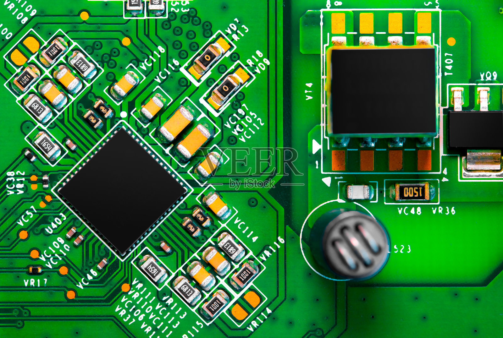 PC电路板上元件和微芯片的特写照片摄影图片