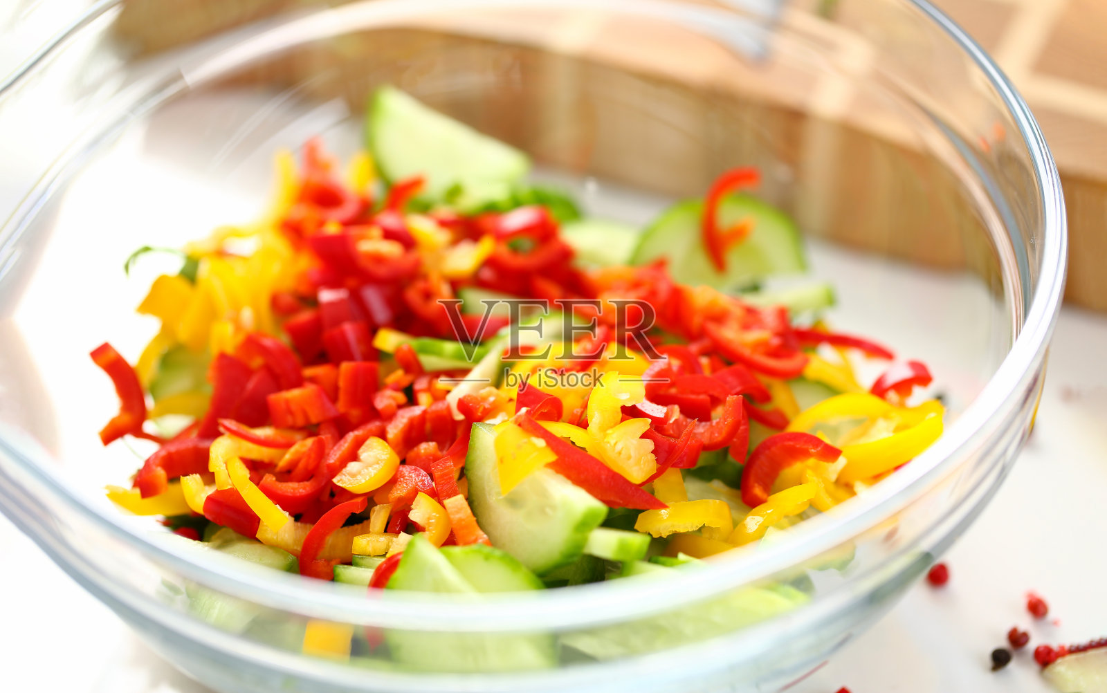 美味新鲜的沙拉，配以成熟的蔬菜、黄瓜和胡椒粉照片摄影图片