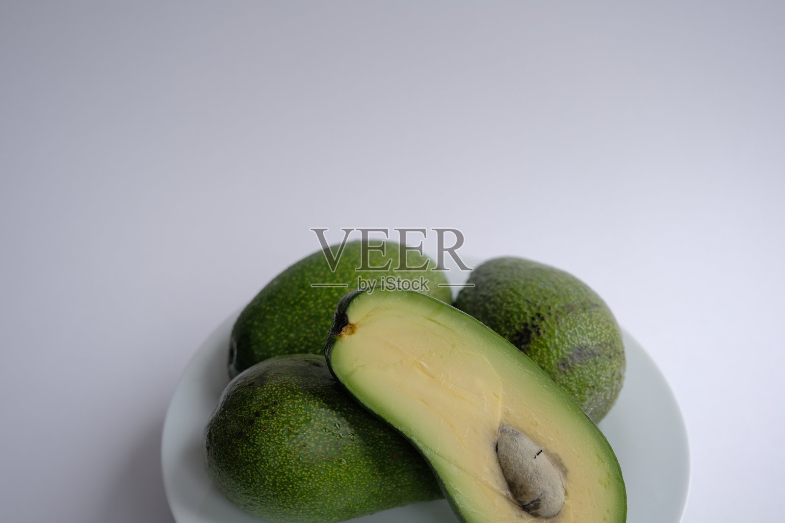 成熟的鳄梨。白色背景上的绿色鳄梨照片摄影图片